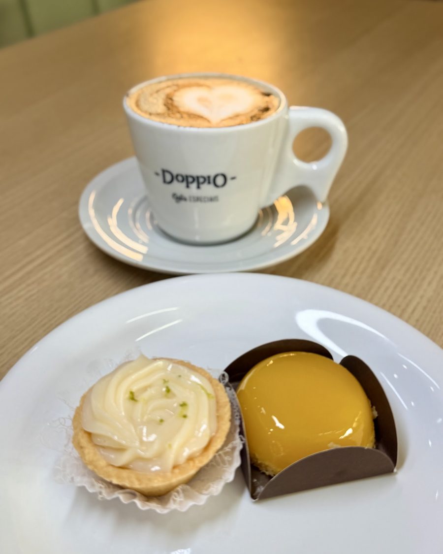 Cappuccino com tortinha de limão e doce de maracujá