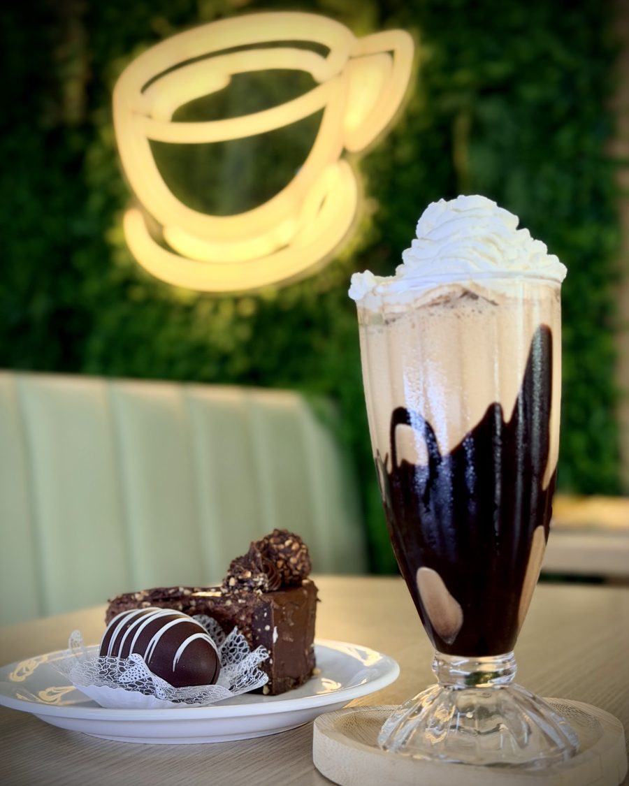 Milkshake de chocolate com doces da vitrine